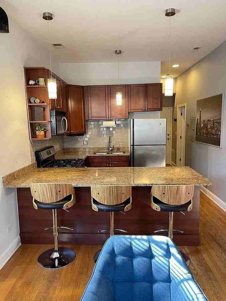 2025 W Erie St #1R - Photo 3 of 14