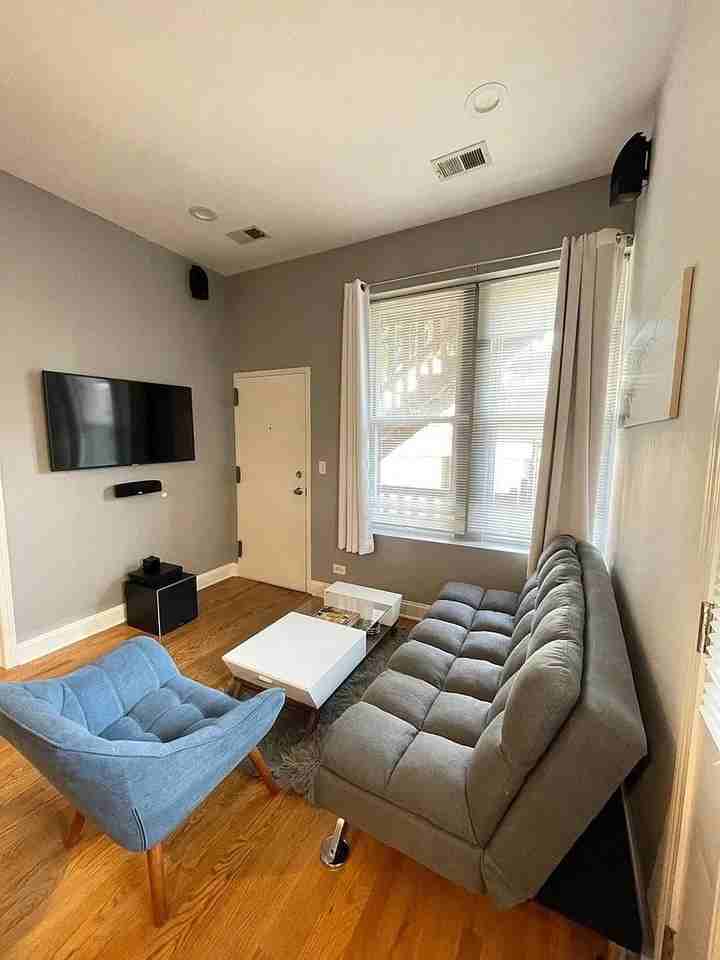 2025 W Erie St #1R - Photo 4 of 14