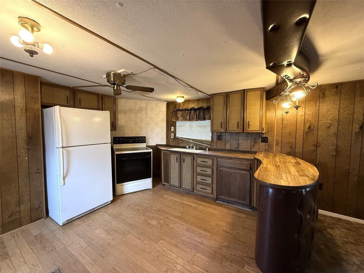 1025 E Owing St - Photo 3 of 10