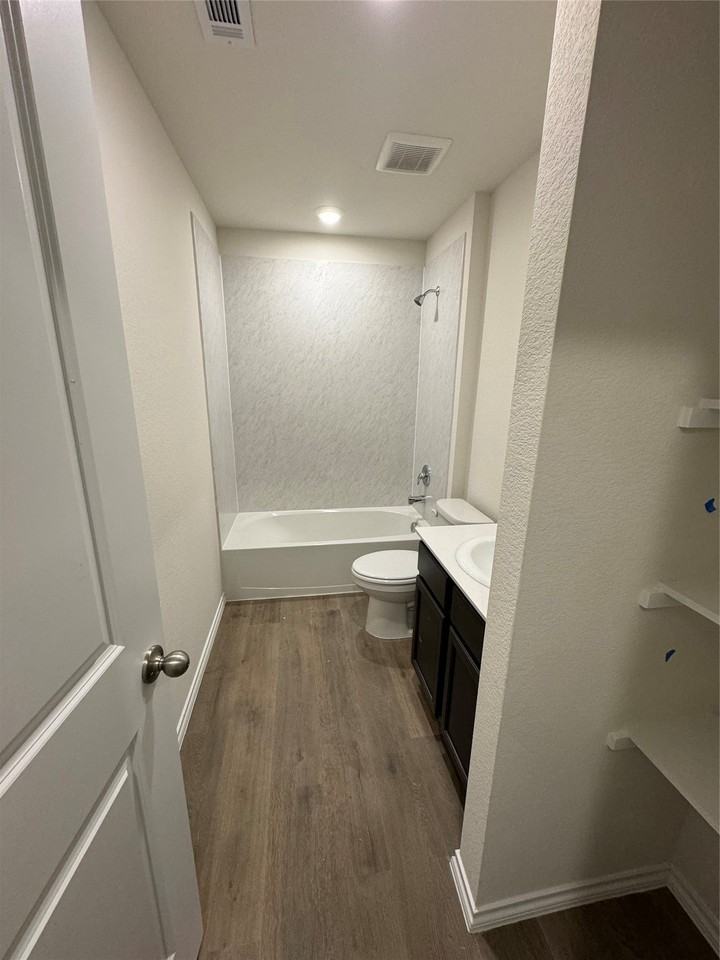 1204 Baldwin Ln - Photo 3 of 6