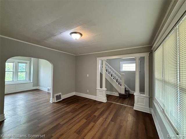 242 Ferris St - Photo 2 of 15
