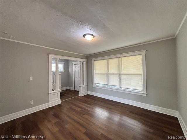242 Ferris St - Photo 4 of 15