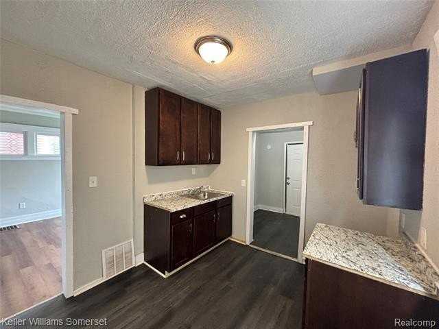 242 Ferris St - Photo 5 of 15