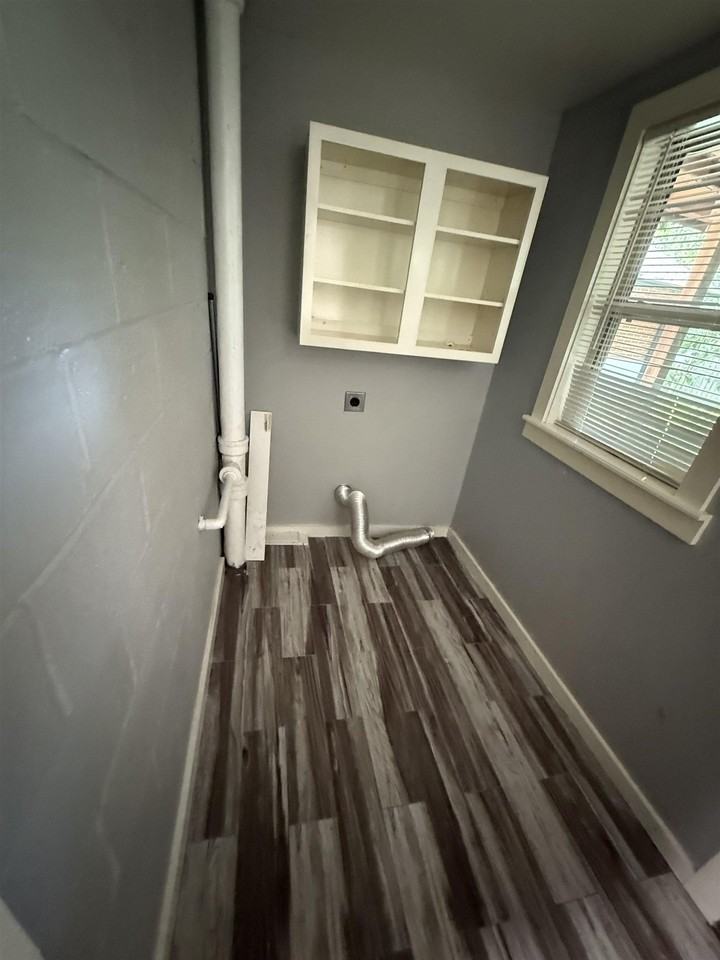 1316 Aintree Ln - Photo 6 of 9