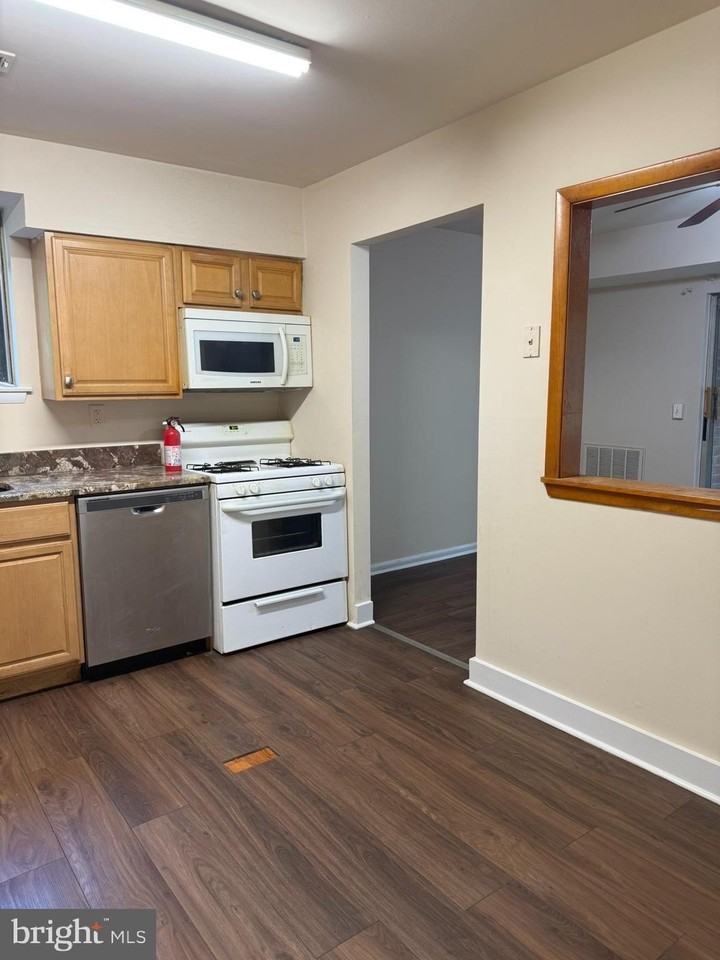 171 Echelon Rd Apt 1 - Photo 6 of 24
