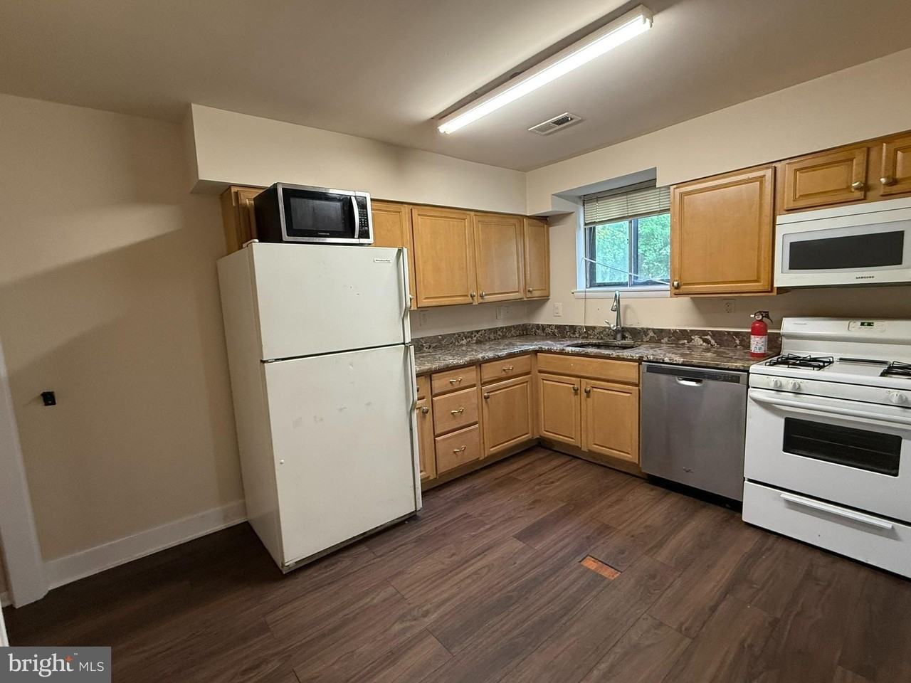 171 Echelon Rd Apt 1 - Photo 7 of 24