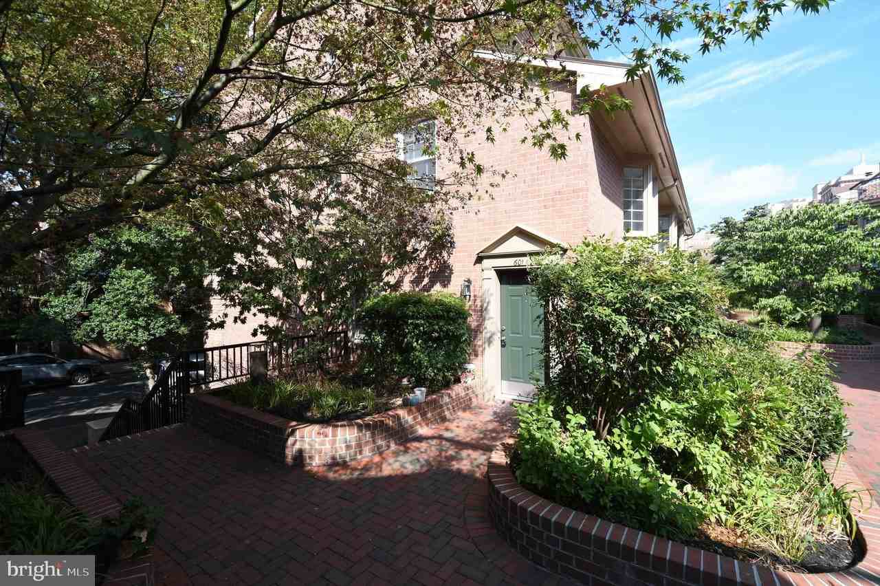 601 N Tazewell St - Photo 2 of 50