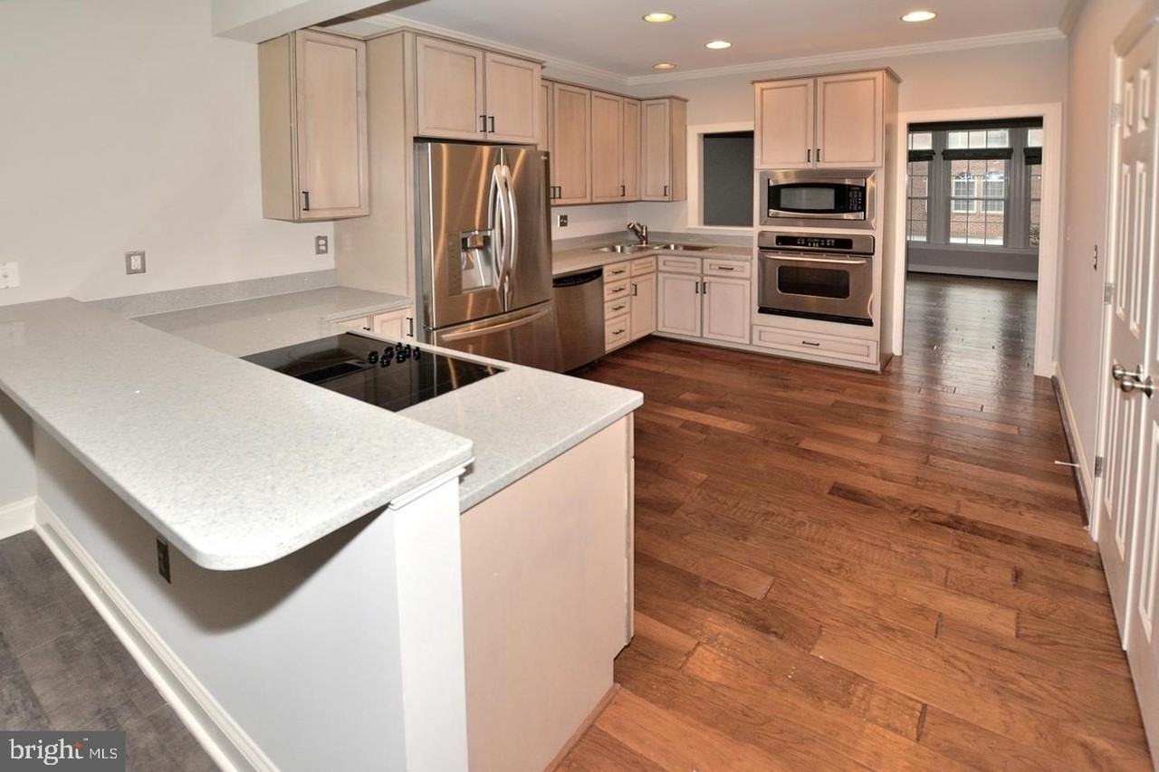 103 Washington Square Ct - Photo 3 of 26
