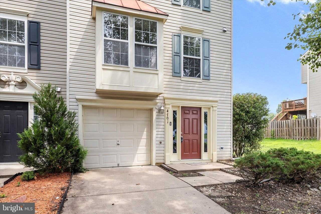 4701 Colonnade Way - Photo 4 of 33