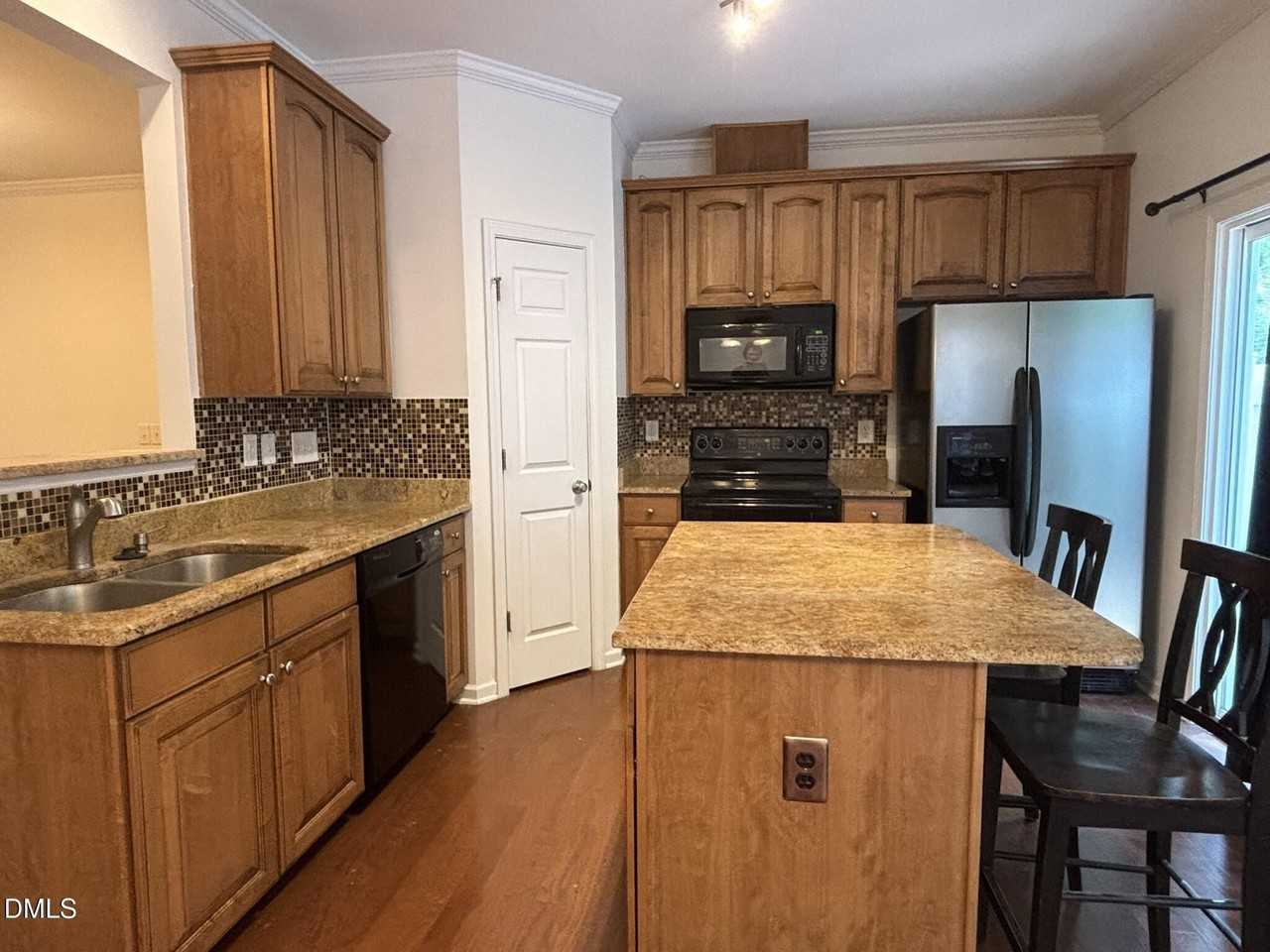 318 Anterbury Dr - Photo 3 of 14