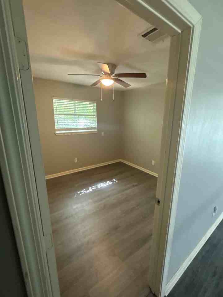 8807 Barton St - Photo 3 of 10