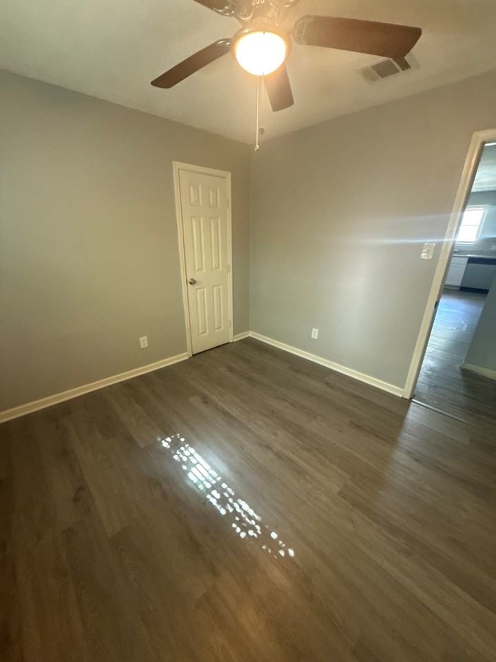 8807 Barton St - Photo 4 of 10
