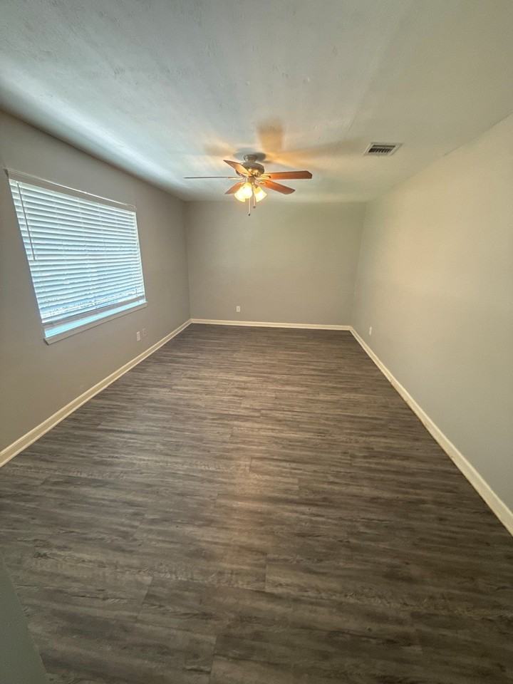 8807 Barton St - Photo 6 of 10