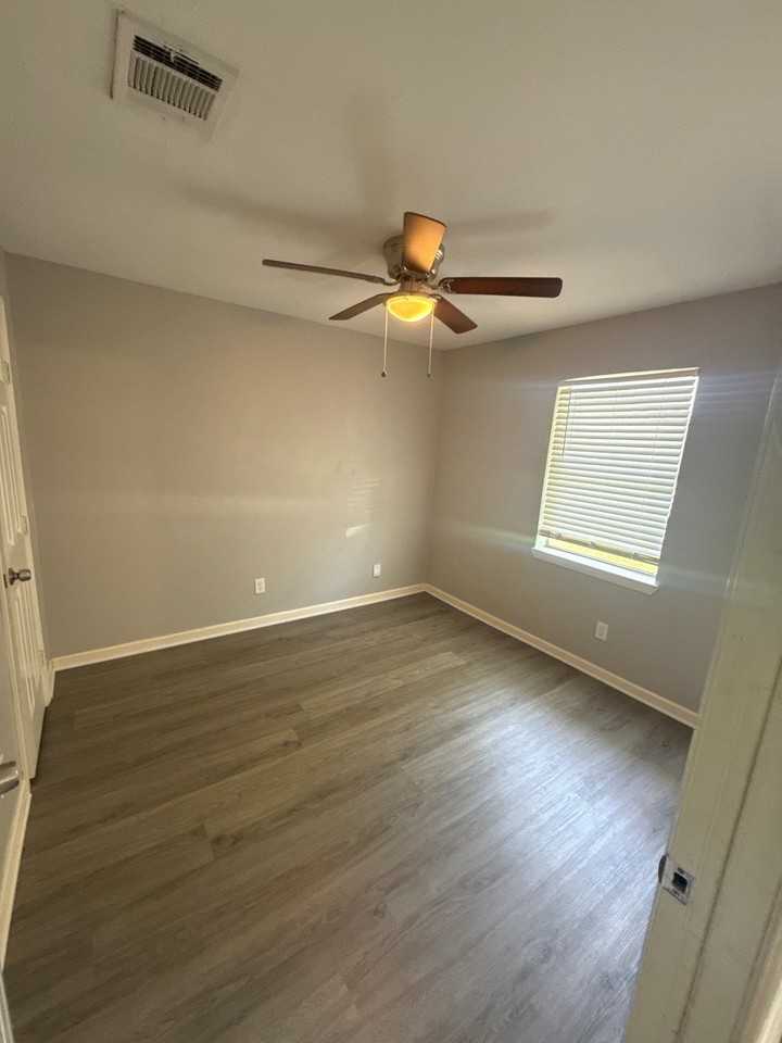 8807 Barton St - Photo 7 of 10