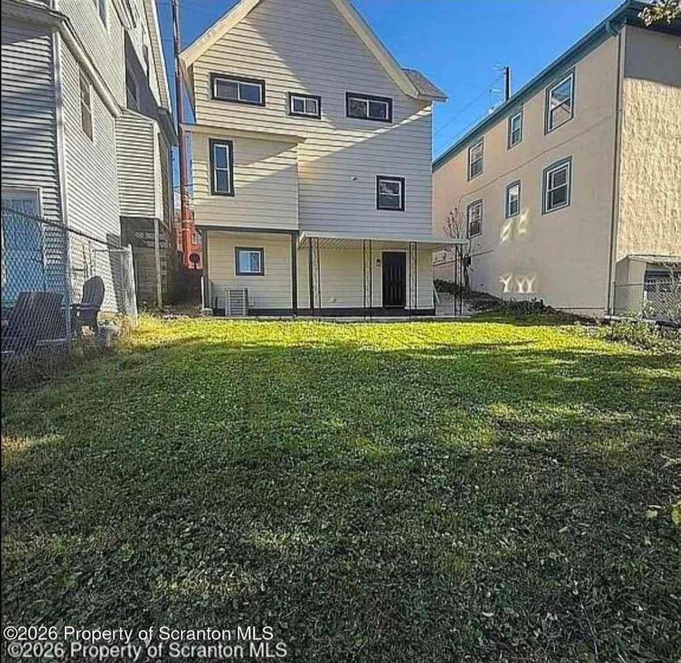 1105 Quincy Ave - Photo 3 of 25