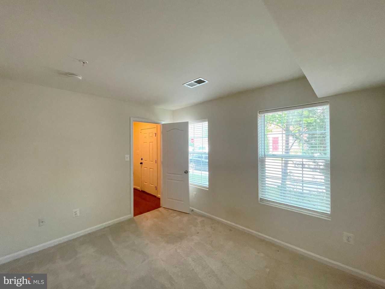 2863 Hedgerow Pl - Photo 2 of 30