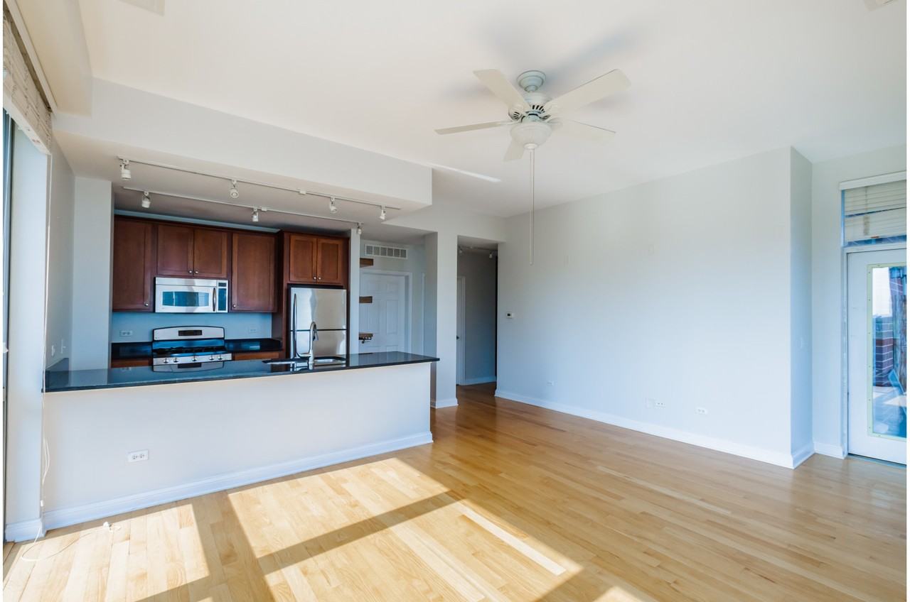 2035 S Indiana Ave ##401 - Photo 5 of 14