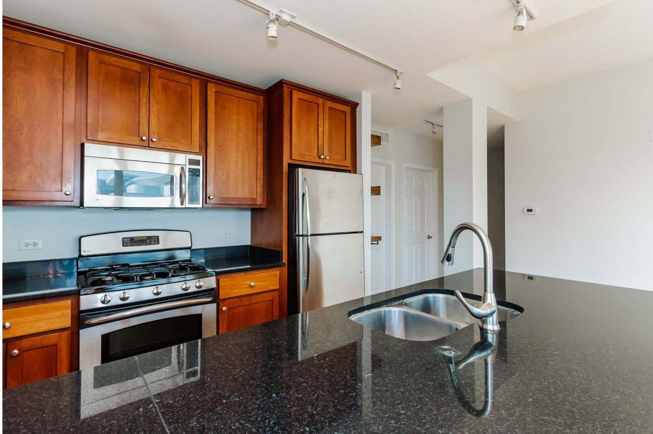 2035 S Indiana Ave ##401 - Photo 6 of 14