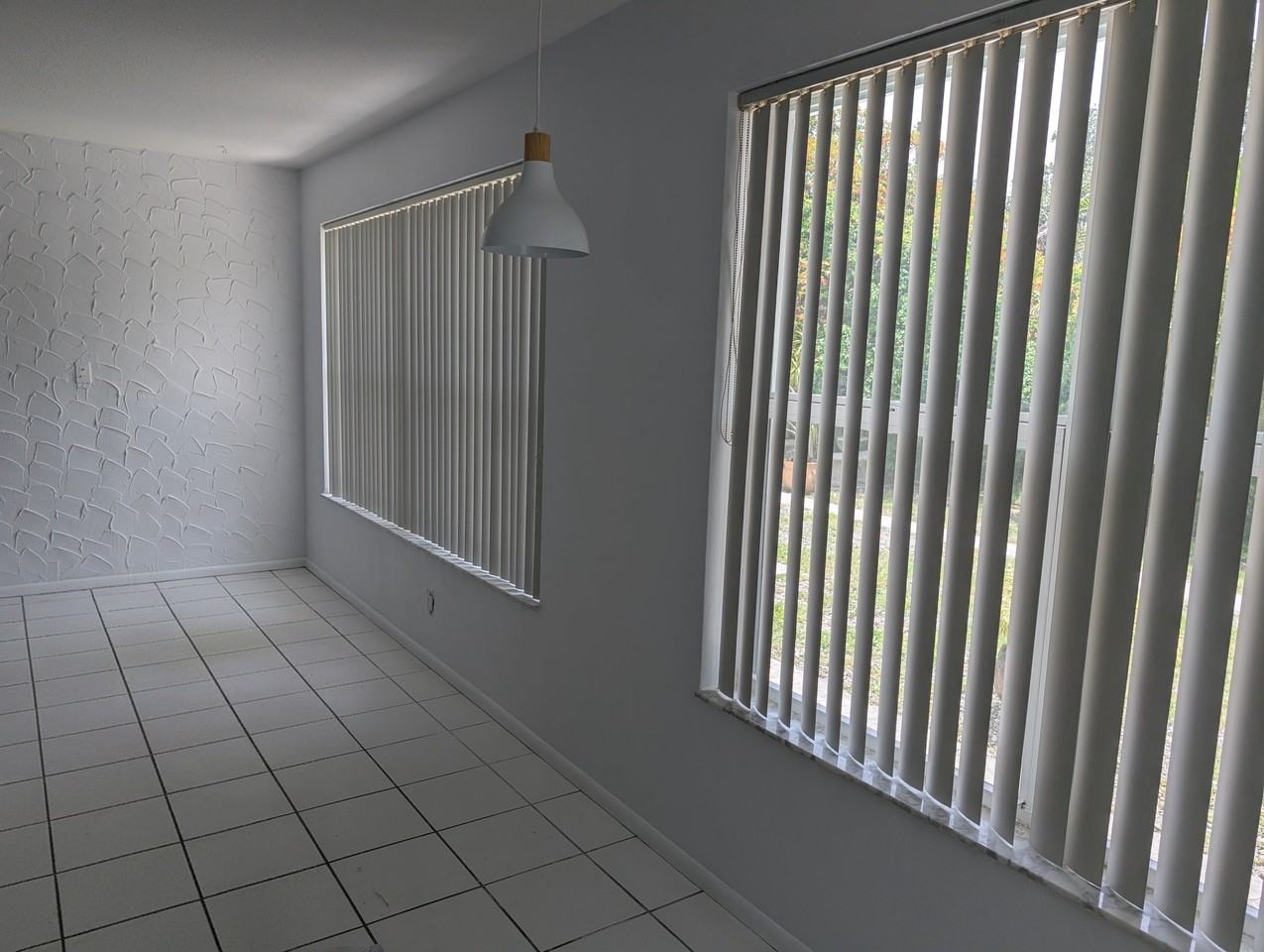 125 Southwest 19th Avenue - Photo 4 of 22