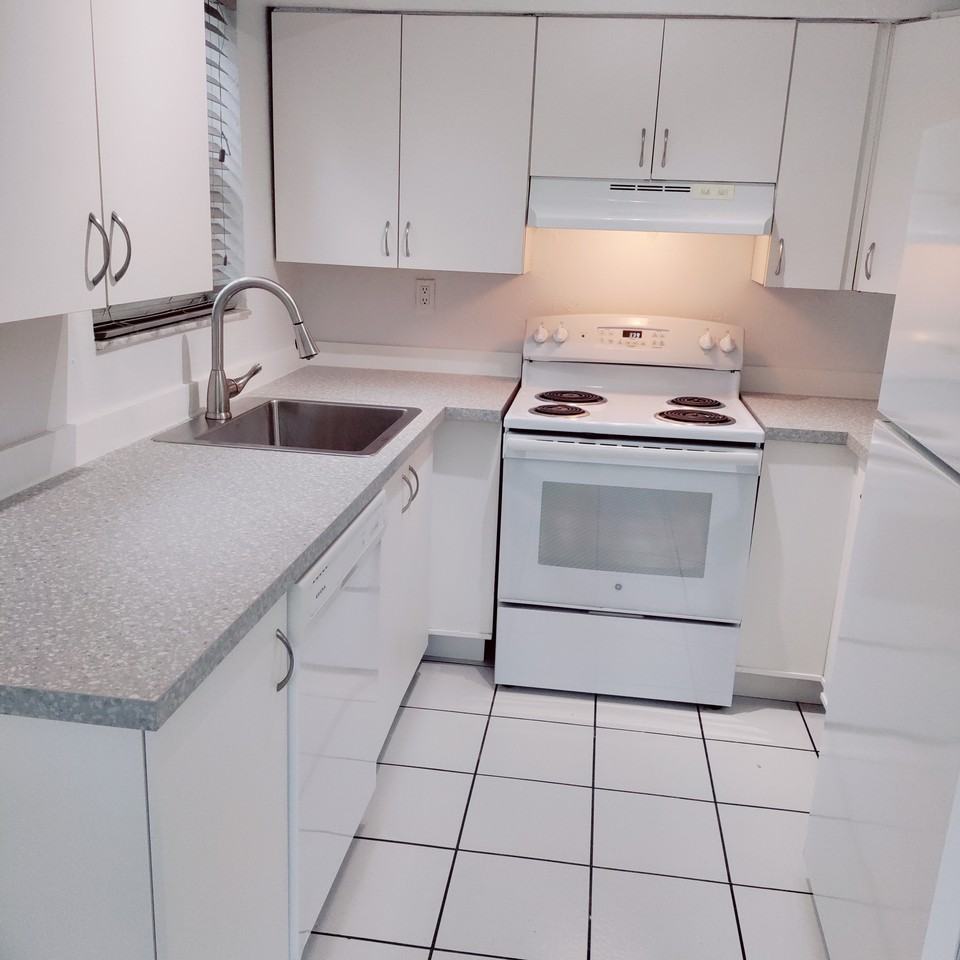 125 Southwest 19th Avenue - Photo 5 of 22
