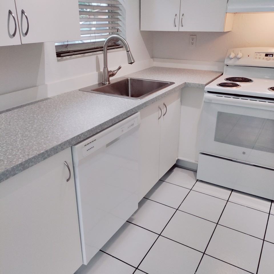 125 Southwest 19th Avenue - Photo 6 of 22