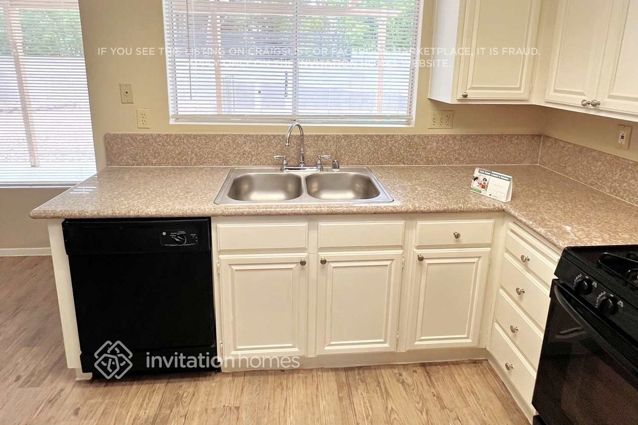 330 Templeton Dr - Photo 3 of 17