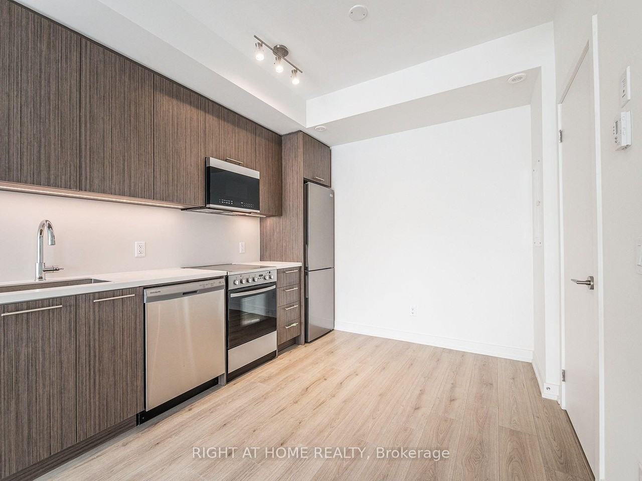 260 Finch Avenue East #4 - Photo 4 of 24