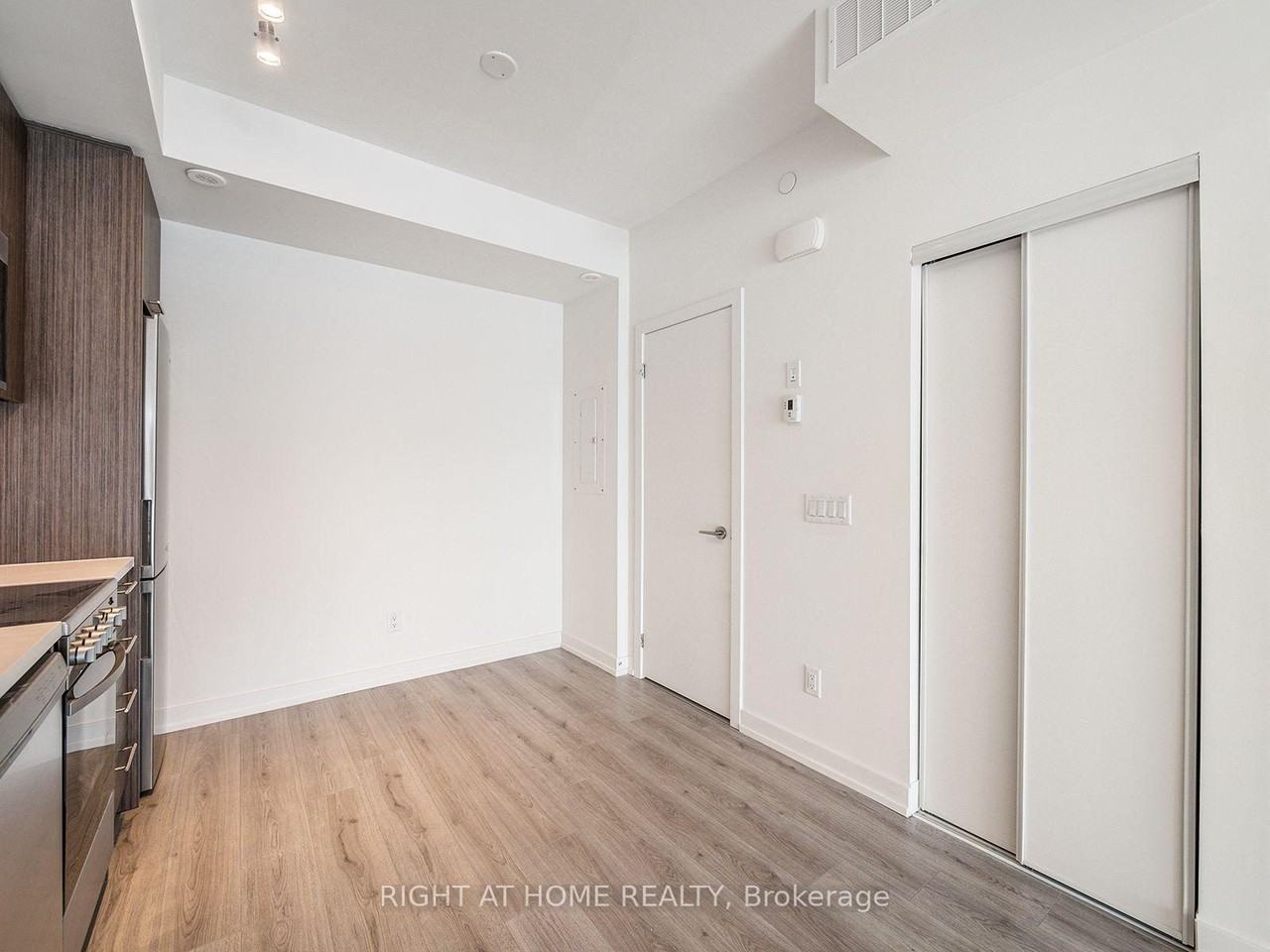 260 Finch Avenue East #4 - Photo 7 of 24