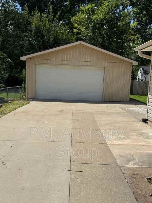 1727 Sw Mission Ave - Photo 3 of 13