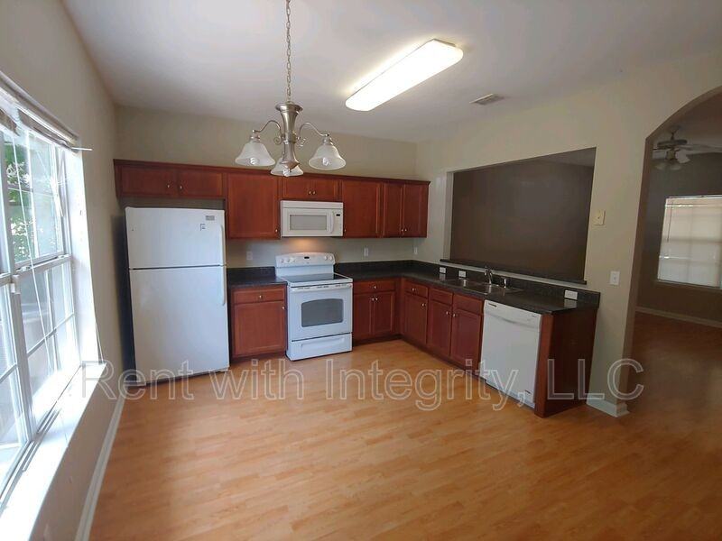 1231 Lake Ave - Photo 2 of 10