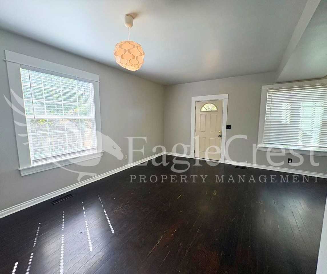 613 Locust St - Photo 5 of 50
