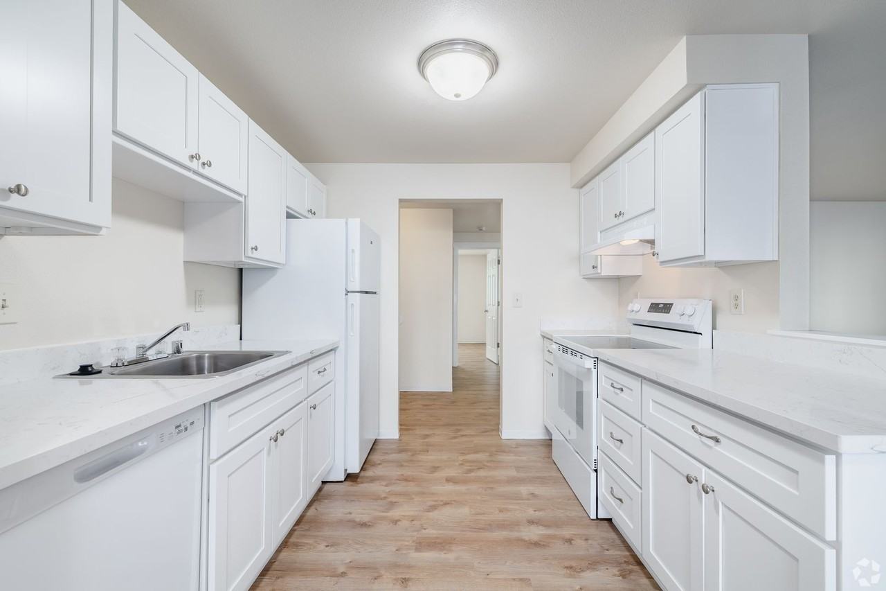Aladdin Camelot Apartments - Photo 6 of 23