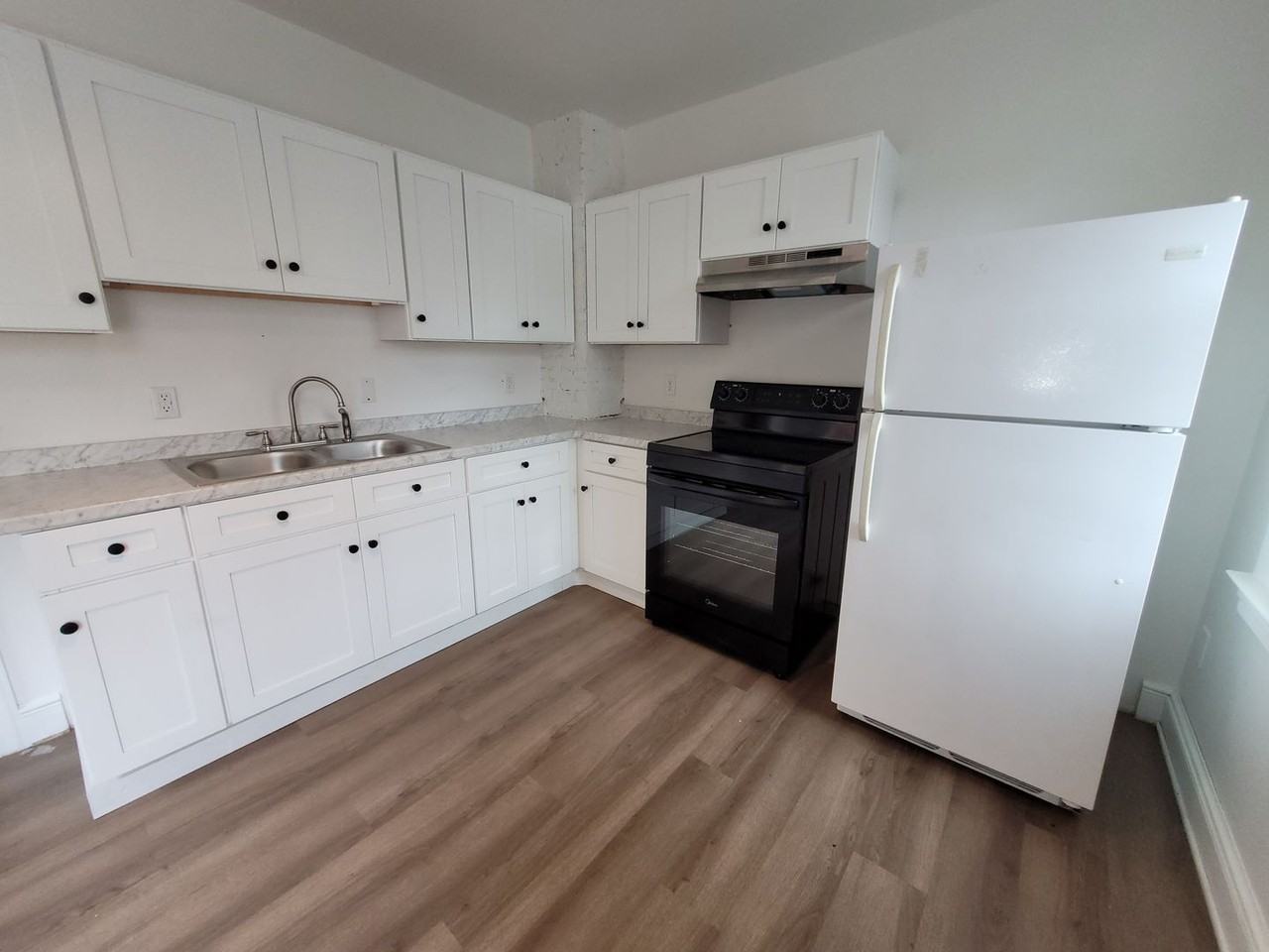 565 West Market Street - Photo 2 of 38