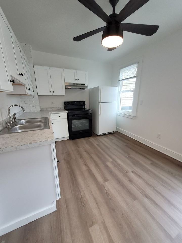 565 West Market Street - Photo 4 of 38