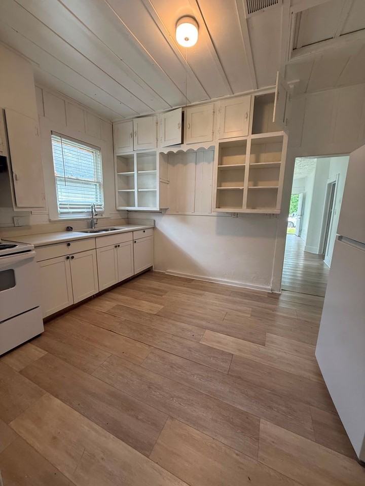 1380 Liveoak St - Photo 2 of 9