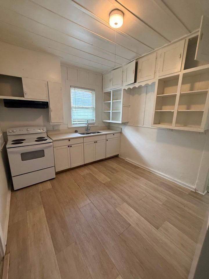 1380 Liveoak St - Photo 3 of 9