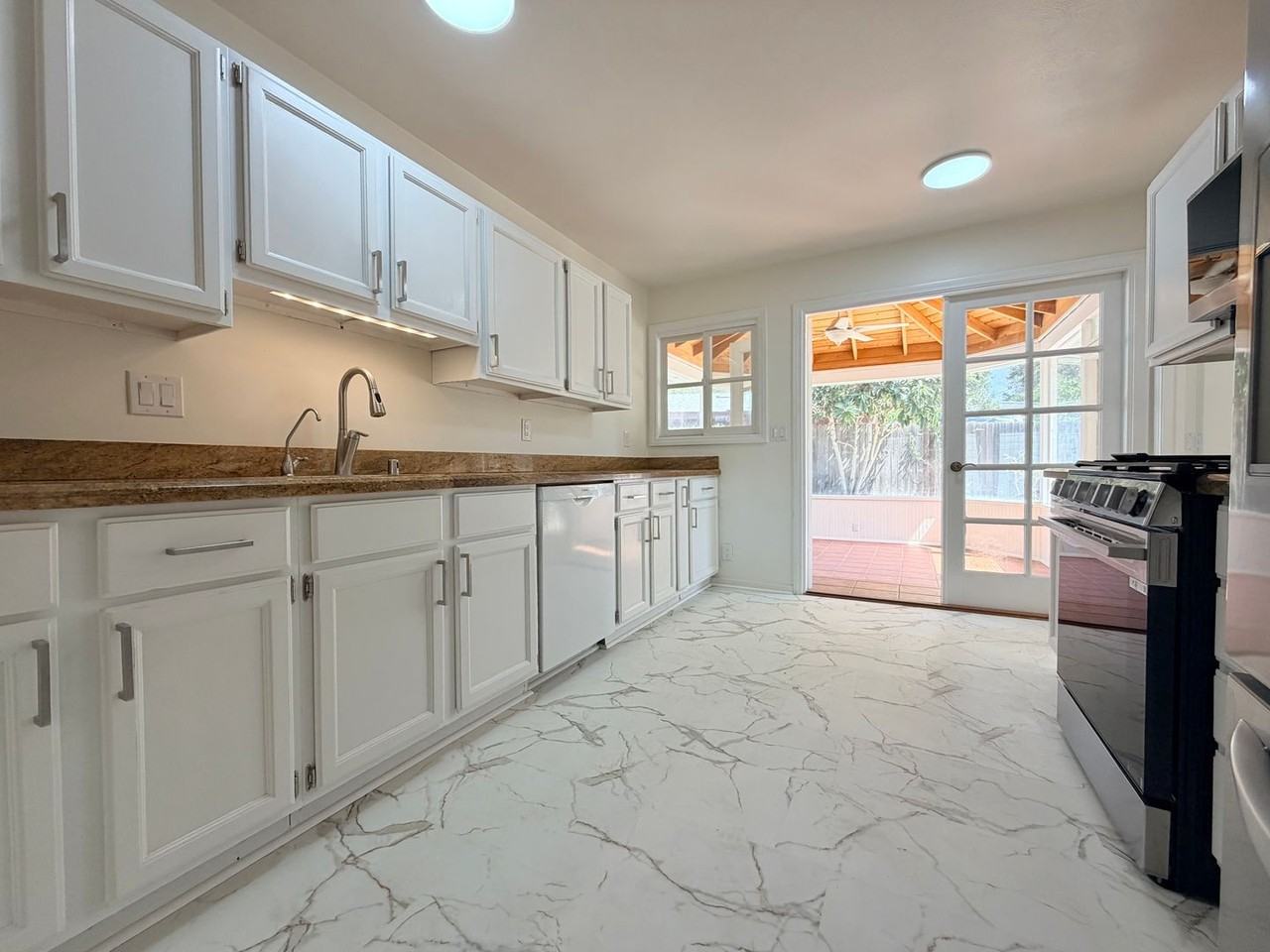 933 Laurel Rd - Photo 3 of 26