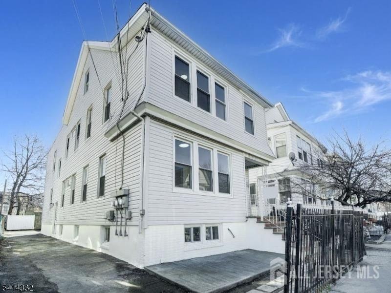 186 Isabella Ave ##1st