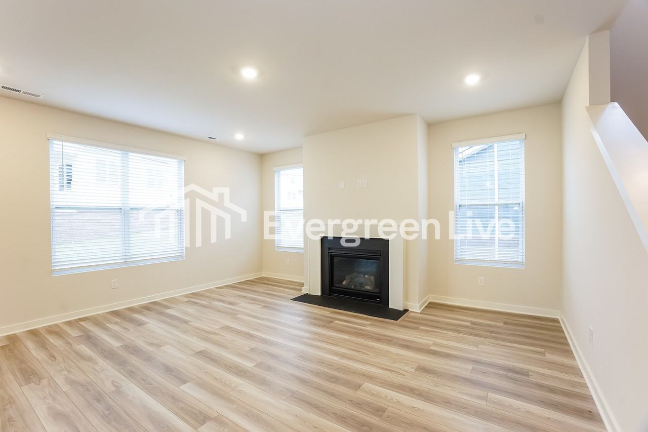 850 Bur Oak Ct - Photo 3 of 15