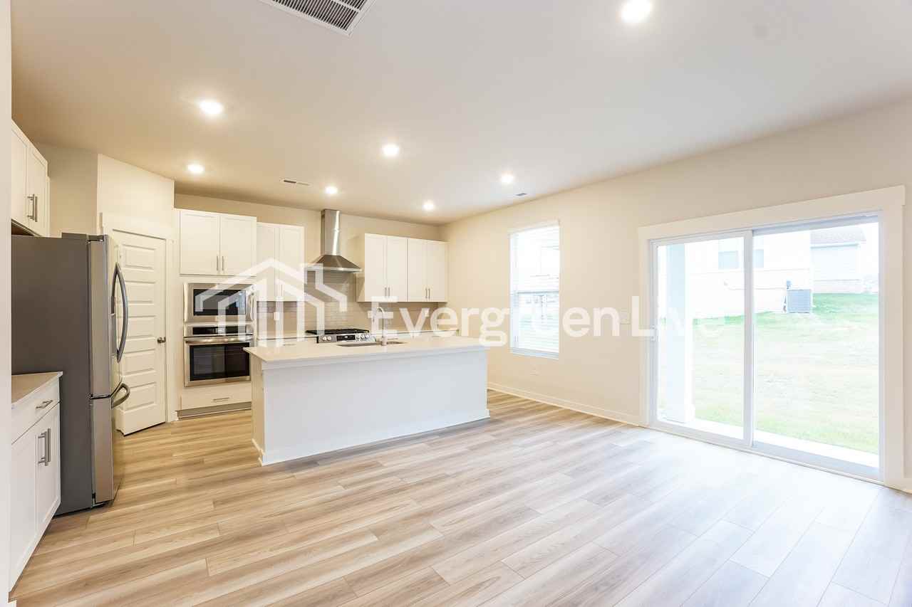 850 Bur Oak Ct - Photo 5 of 15