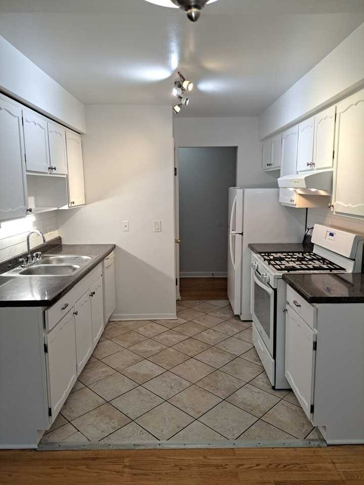 2420-30 W. 183rd Street - Photo 2 of 6