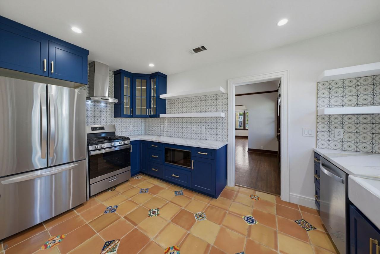 828 11th St - Photo 4 of 50