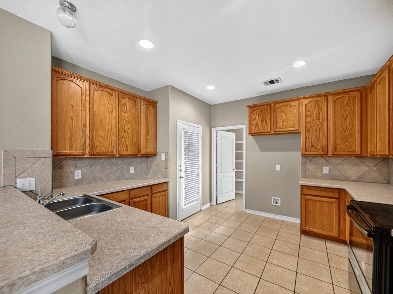 1232 Appalachian Ln - Photo 5 of 34