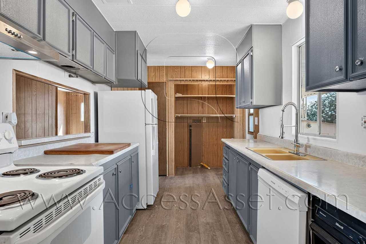 16450 Monterey St - Photo 3 of 28