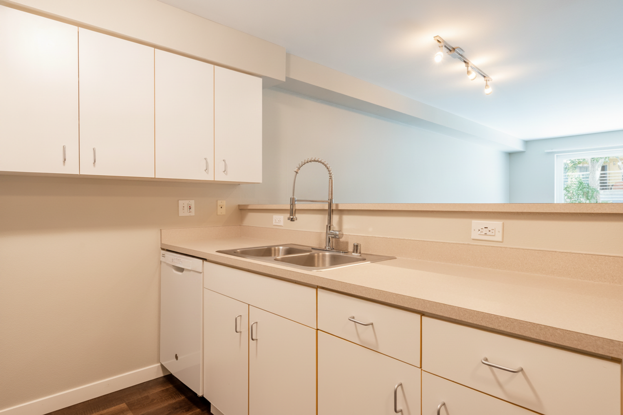 1800 Eastlake Apts (Scenic) - Photo 2 of 38