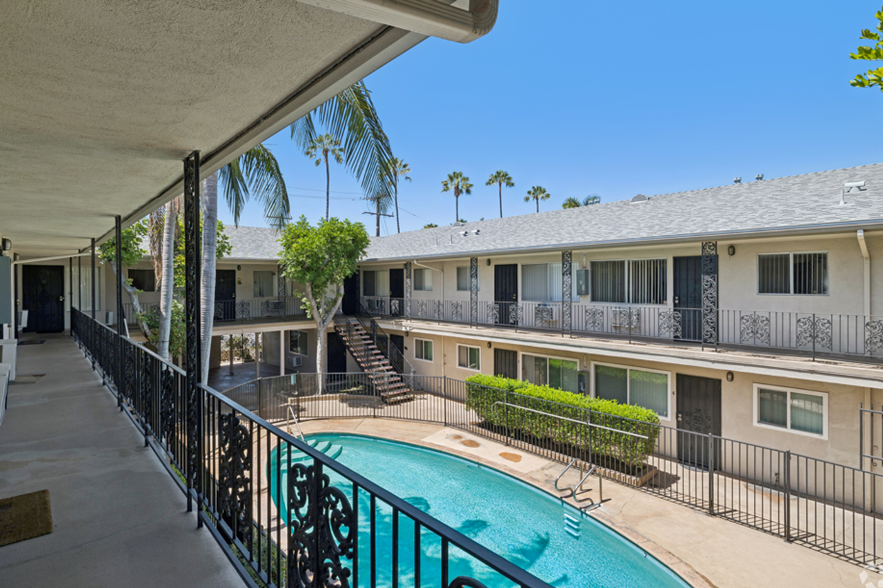 Mardi Gras Apartments | Palmyra Apartments - Photo 3 of 7