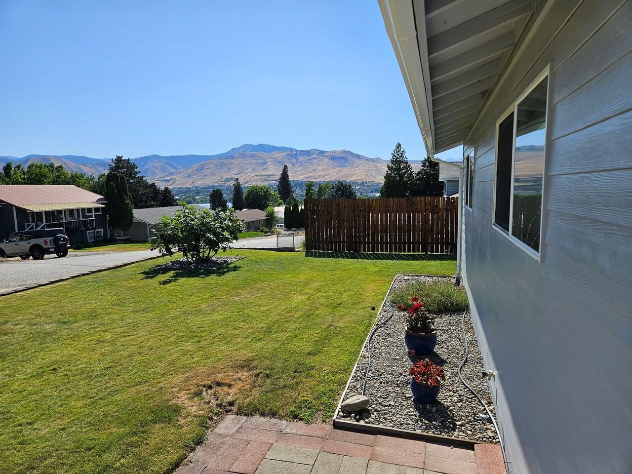 209 Goldcrest St - Photo 2 of 17
