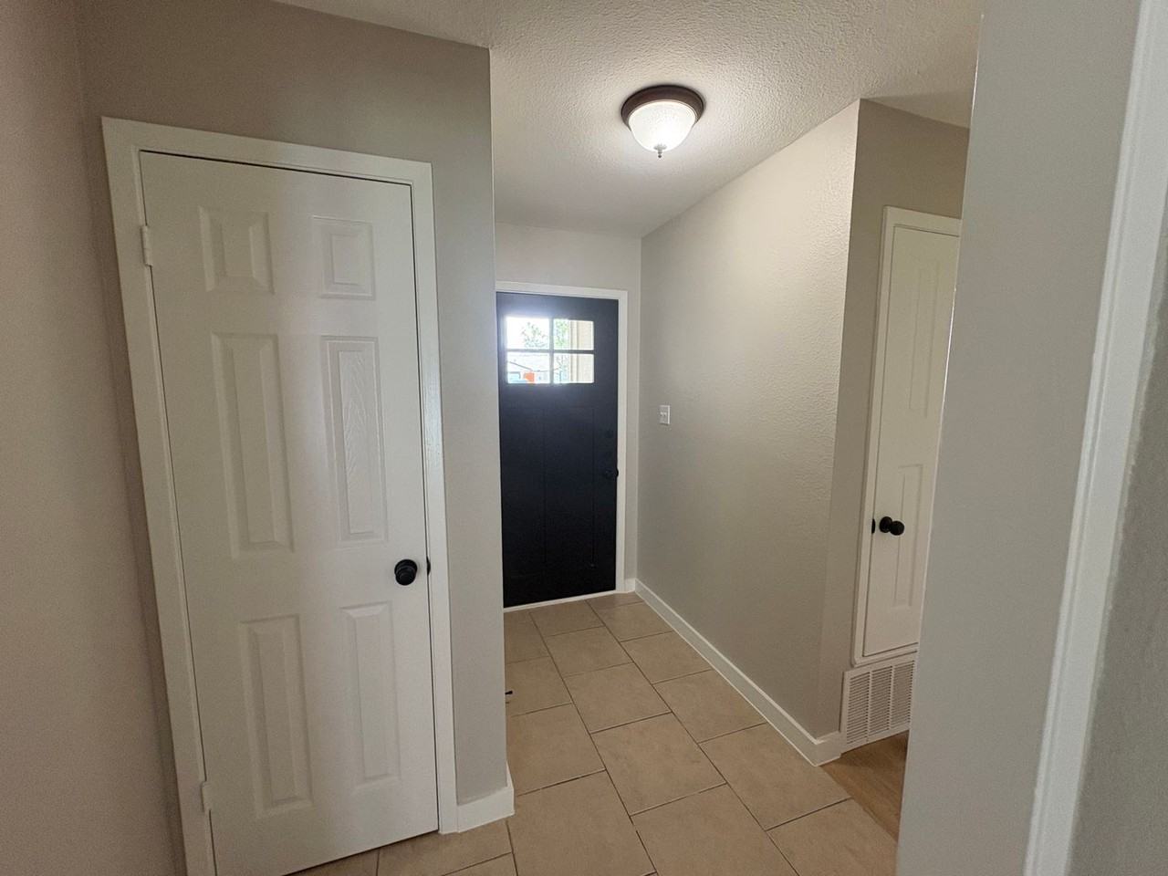 817 Cactus Dr - Photo 2 of 23