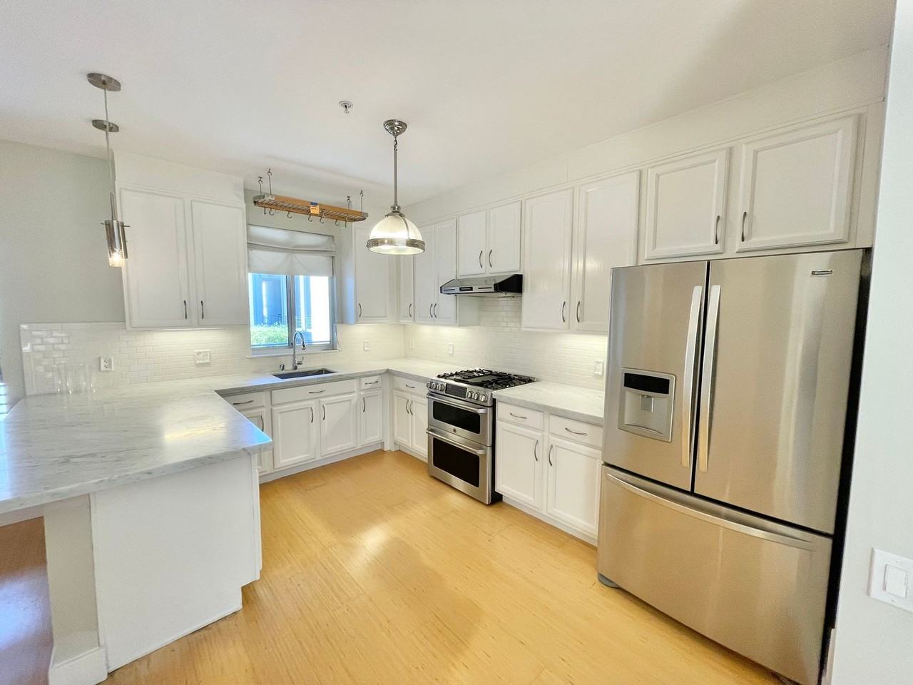 638 19th St #11 - Photo 4 of 32