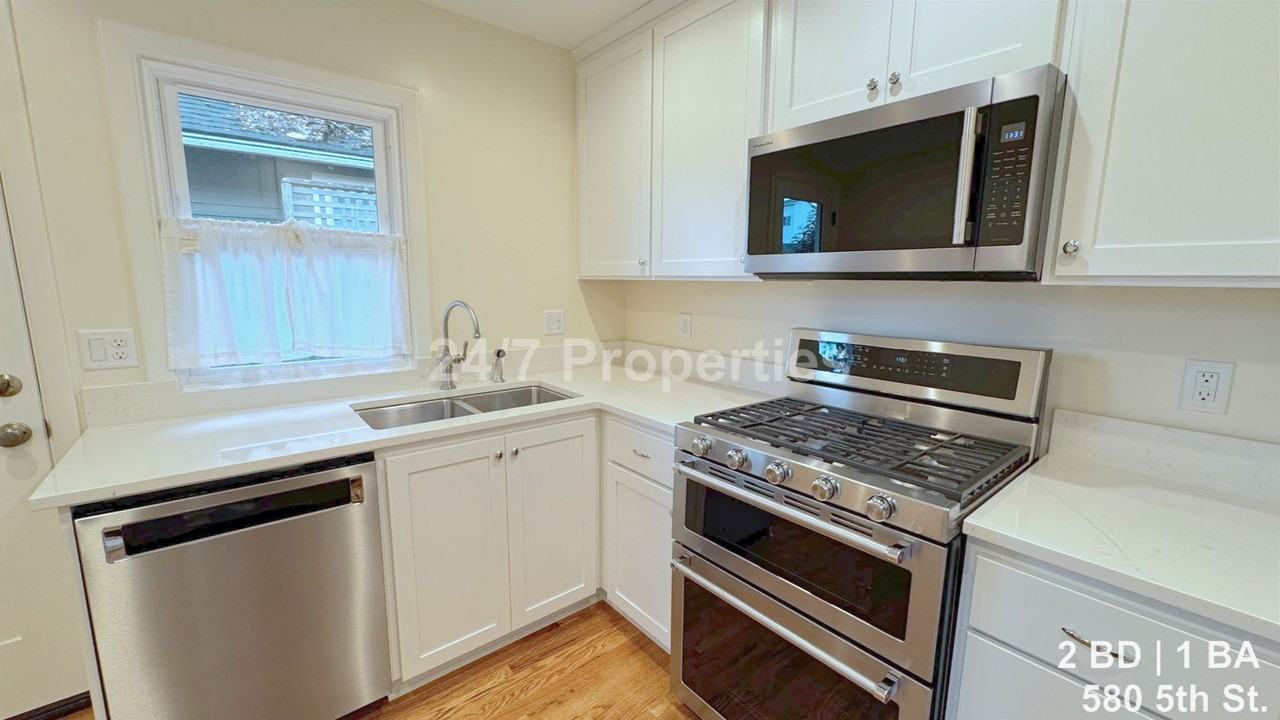 580 5th St - Photo 5 of 17